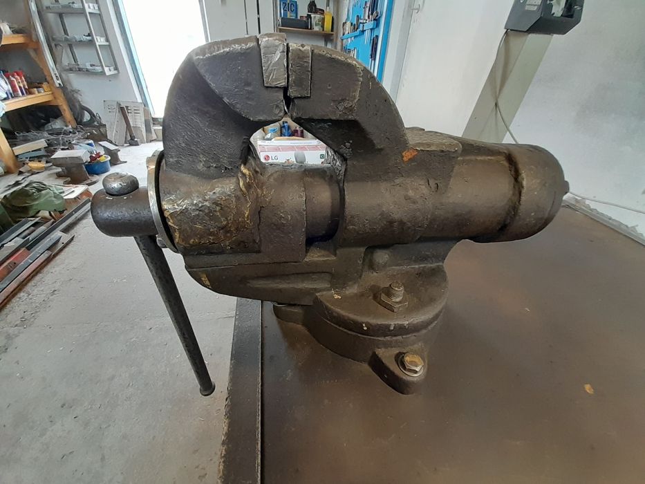 Продам тиски с текстолитовым столом