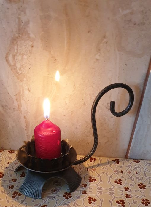 Suporturi pentru lumânări  din lemn, portelan, sticlă  si fier forjat