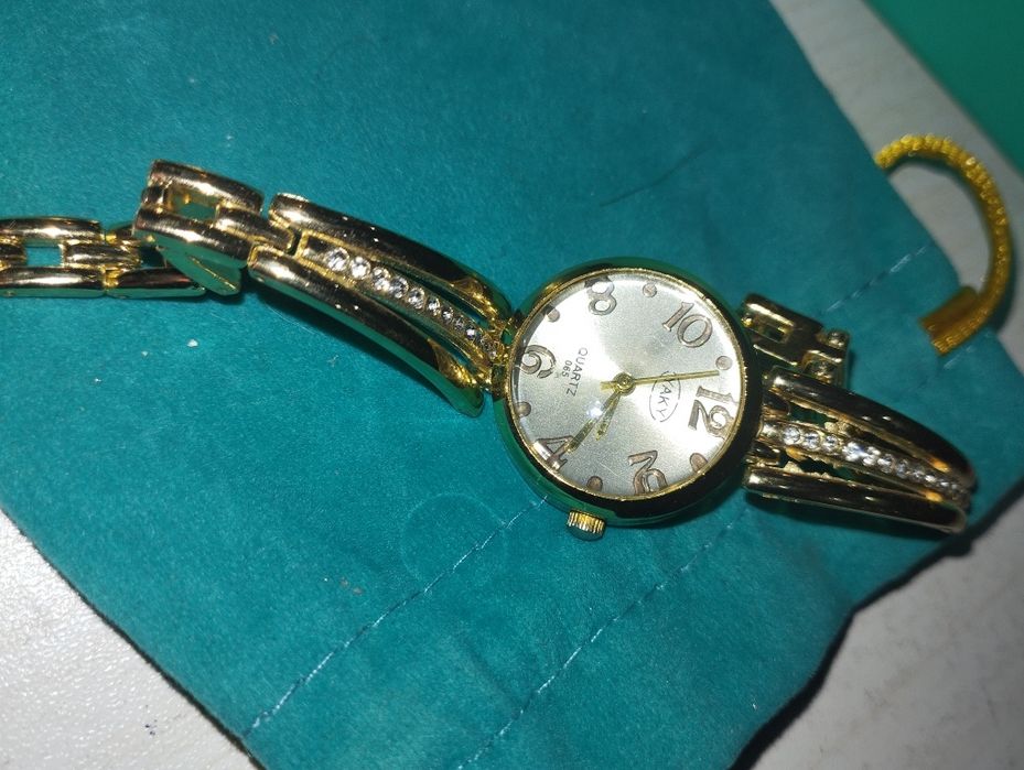 Bejirim zirak) ayollar qoʻl soati