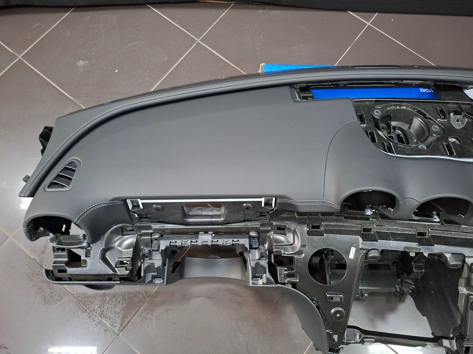 Ново Кожено Табло с Сив шев Mercedes W206 AMG без HUD