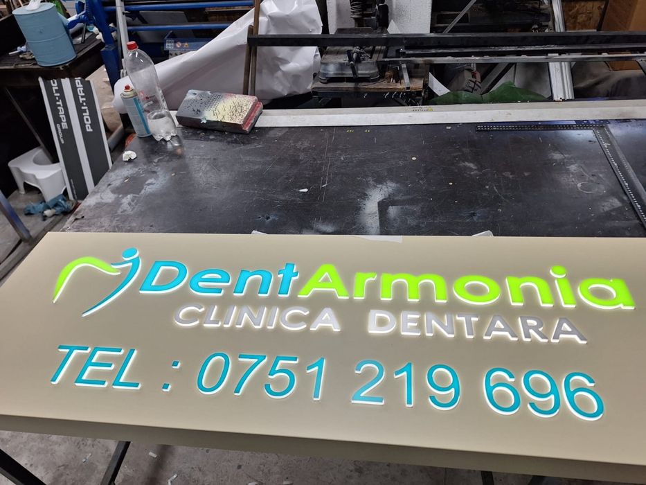 Autocolant printat stikere,vitrine,litere,casete luminoase,sablari