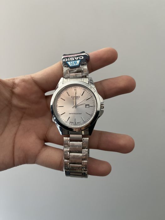 часы CASIO белого цвета