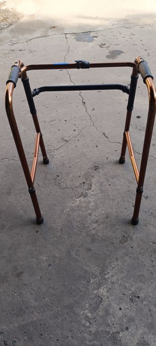 Ходунки для пожилых людей, металлические.