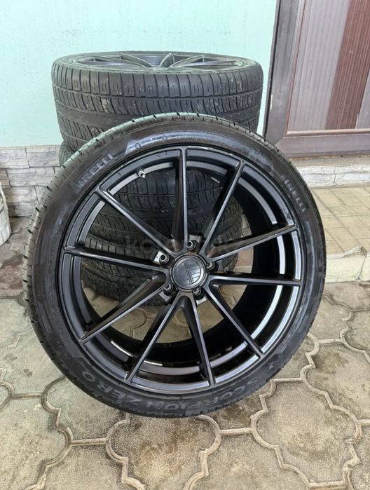 Диски с летними шинами Pirelli.