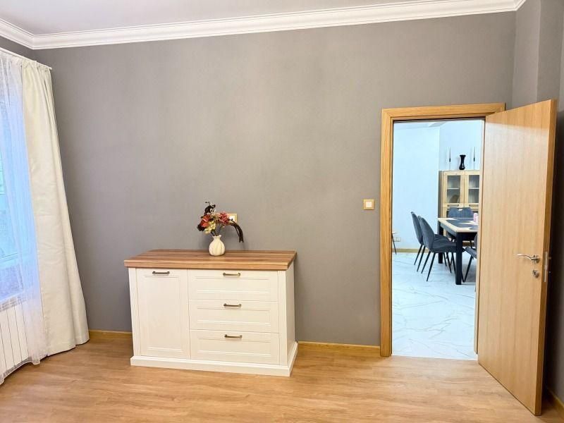 Дава се под наем Тристаен апартамент в София, Център - 120 кв.м за 1993.59 € - Снимка #6