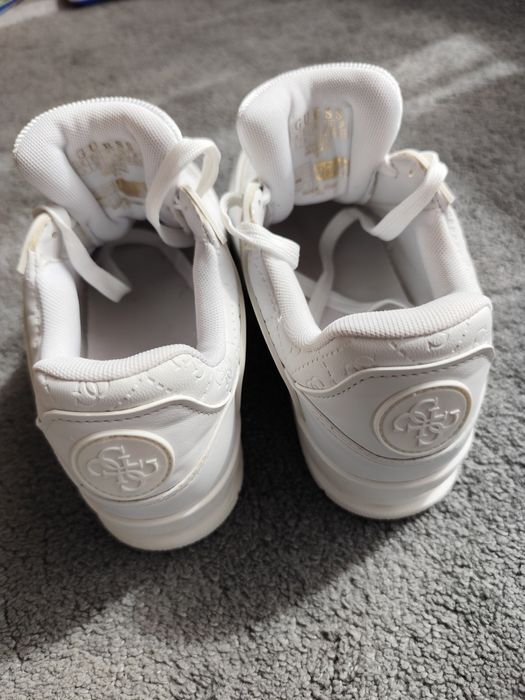 Бели маратонки Guess, 38 номер