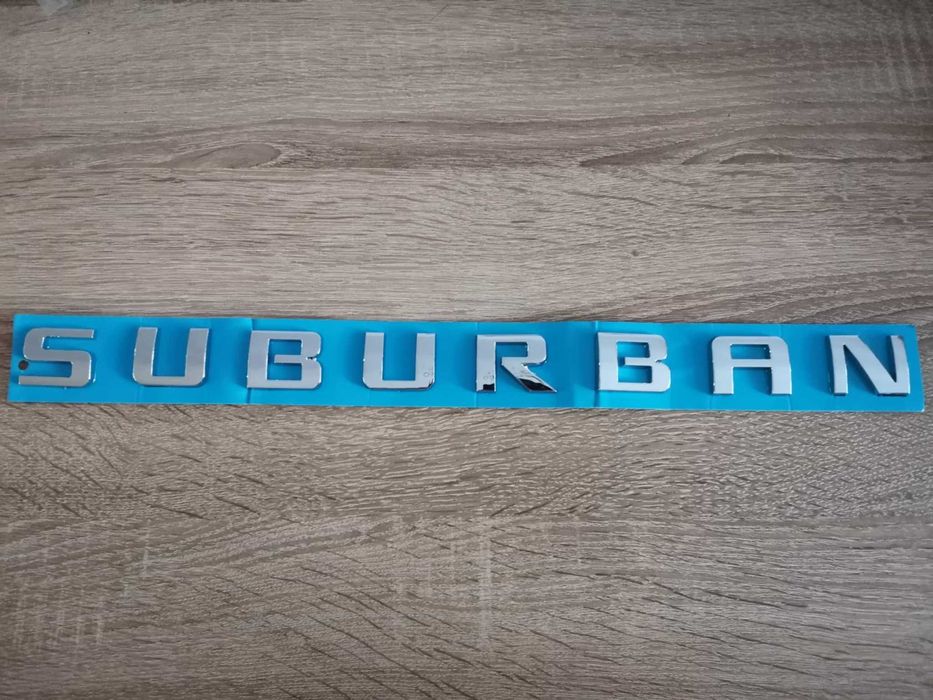 сребрист надпис емблема Chevrolet Suburban