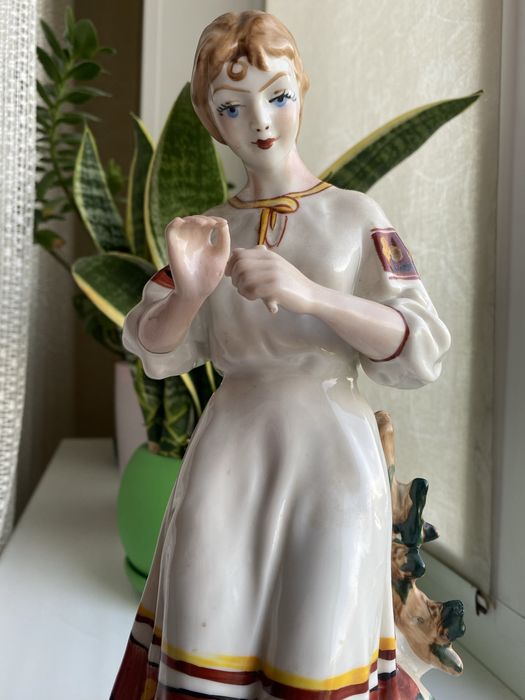 Статуэтка фарфоровая «Гадание на ромашкн»  Полонский фарфоровый завод