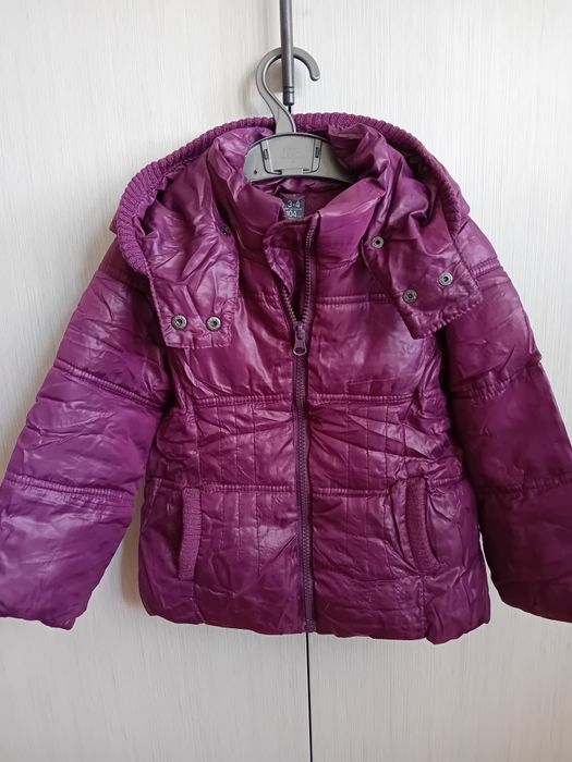 Зимно яке за момиче Zara
с качулка и цип.
Размер 3-4 год, 104 см.