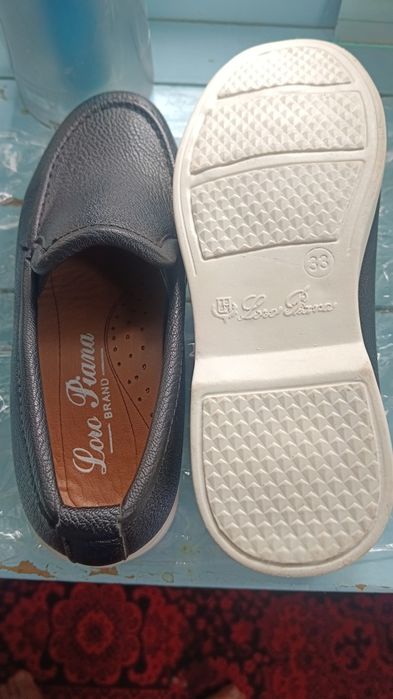 Oyoq kiyim sotiladi ògil bolalar uchun yangi.