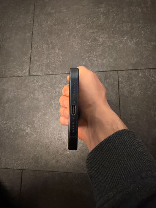 iPhone 15 Pro Max заключен iCloud