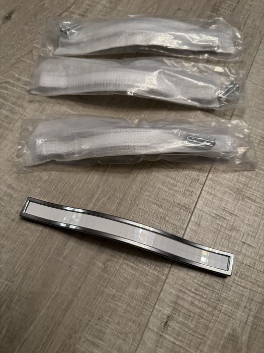 Butoni  chrom inserti sticla si cristal  mobila