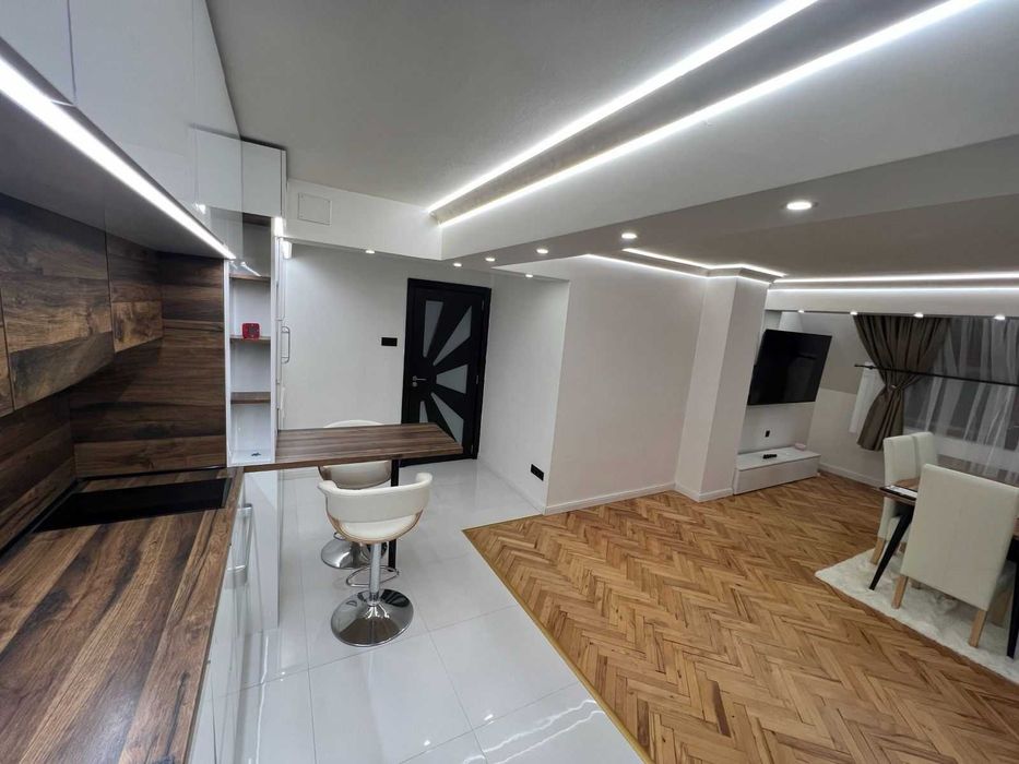 Дава се под наем Тристаен апартамент в София, Център - 90 кв.м за 797.64 € - Снимка #12