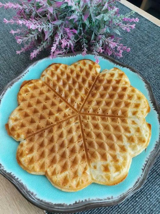 Aparat de făcut vafe/gofre model Switch On WM-A201 are o putere de 1200 W,  suprafață de coacere împărțită în formă de vafe rotunde divizate