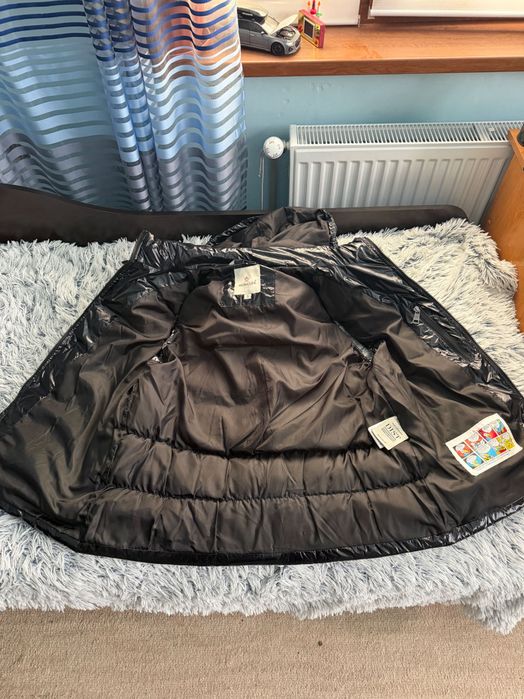 Елек на Moncler Real закупен от от магазин на Moncler в Холандия носен е няколко пъти но е много запазен за повече информация на лс!