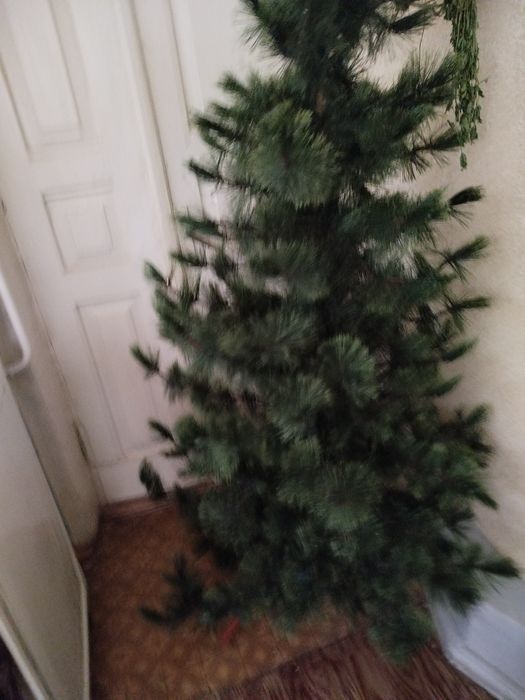 Продается новогодняя ёлка на подставке