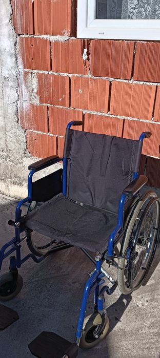 Vând cărucior pentru persoanele cu dizabilități