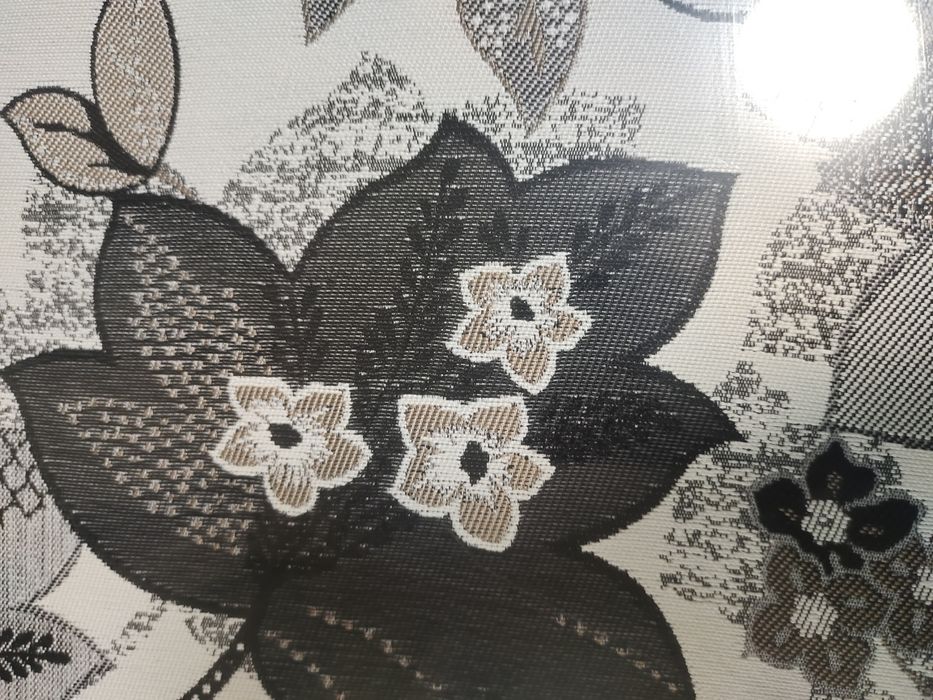 Красивый  обеденный стол