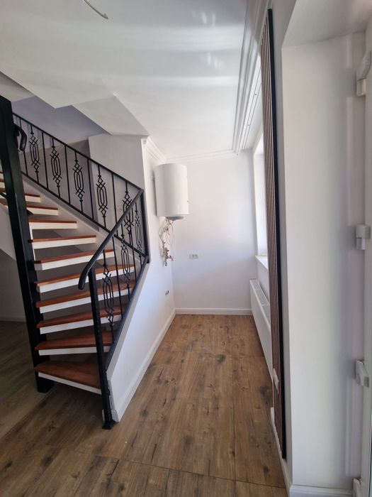 Apartament nou 62 mp, curte comună, zonă centrală Giarmata, mansardă dormitor, bucatarie open space și baie modernă