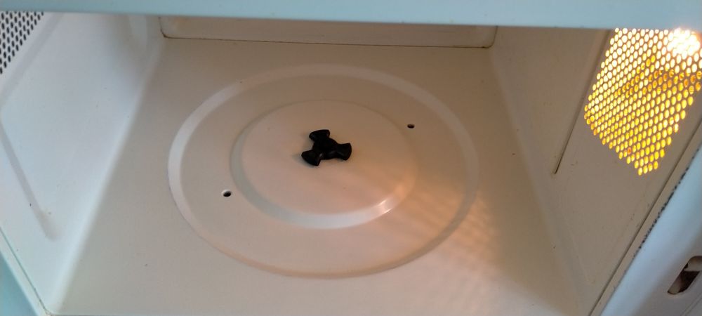 Микроволновая печь DeLonghi.