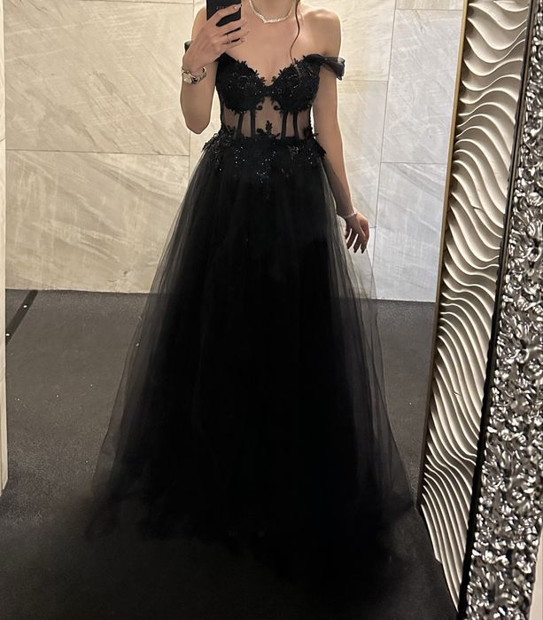 Черна бална рокля