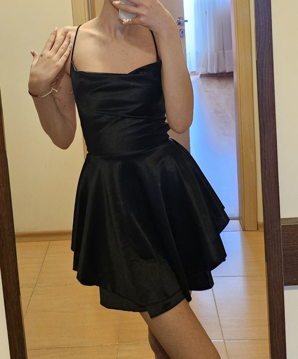 Черна сатенена рокля