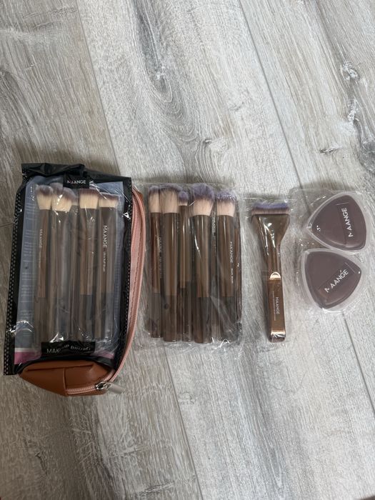 Продам 2 набора кистей для макияжа