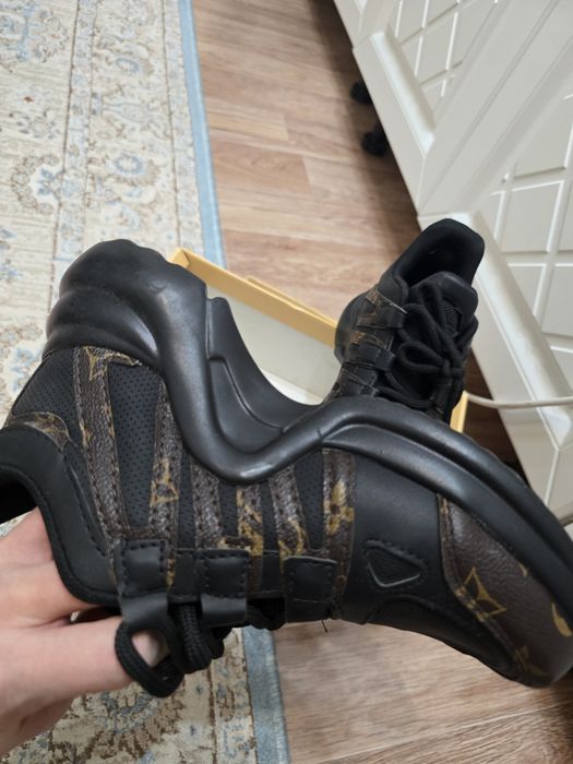 Кроссовки женские