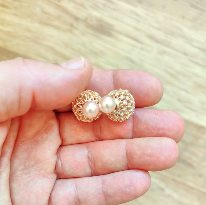 Обеци в розов цвят на Кристиан Диор с циркониеви камъни