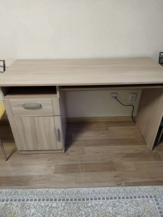 Продаю письменный стол