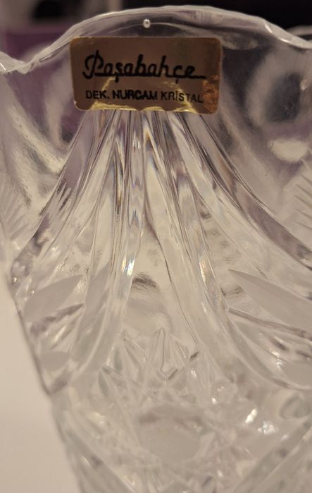 Голяма,масивна,резбована кристална ваза