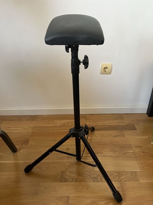 Cotieră neagră cu bază pentru tatuaje