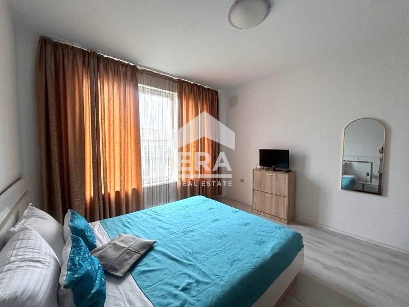 Двустаен обзаведен апартамент под наем, с морска панорама, в тухлена с