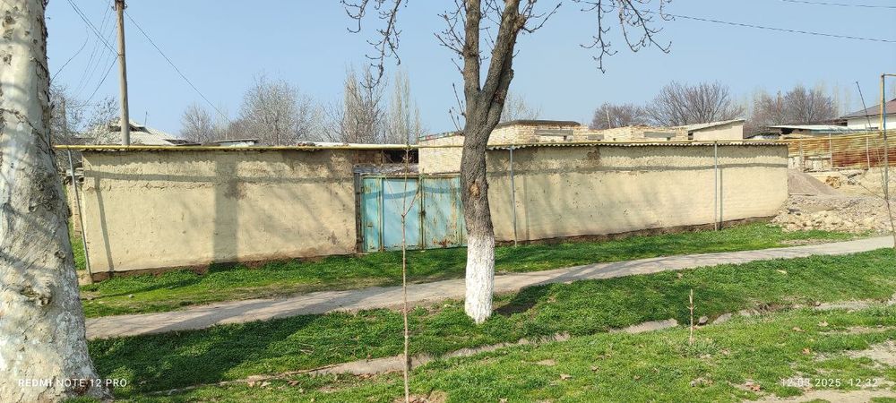 Srochna Ohangaron tumani Eyvalik MFY da joylashgan hovli uy sotiladi.