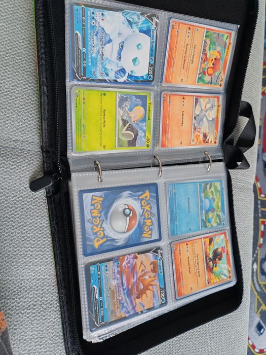 Album pokemon cu 137 de cărți cu pokemon