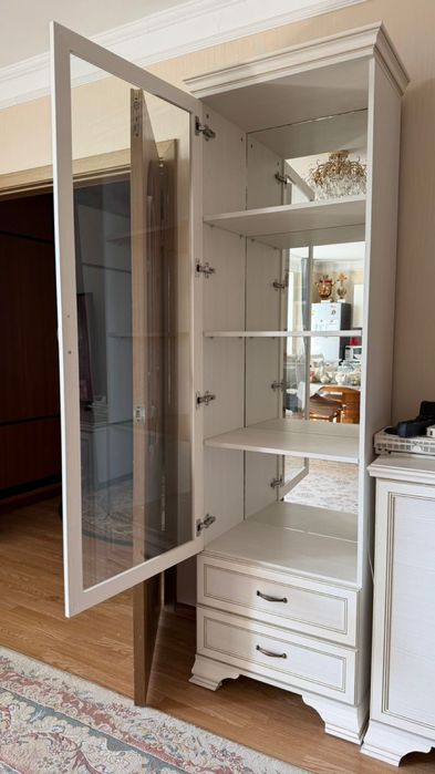 Гостинный комод для посуды