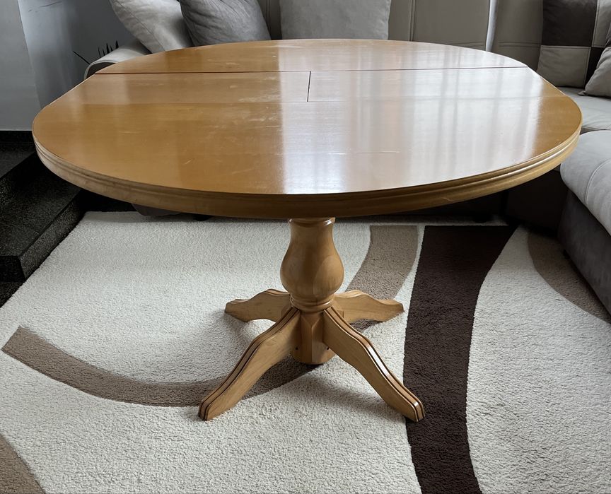 Продавам масивна трапезна маса