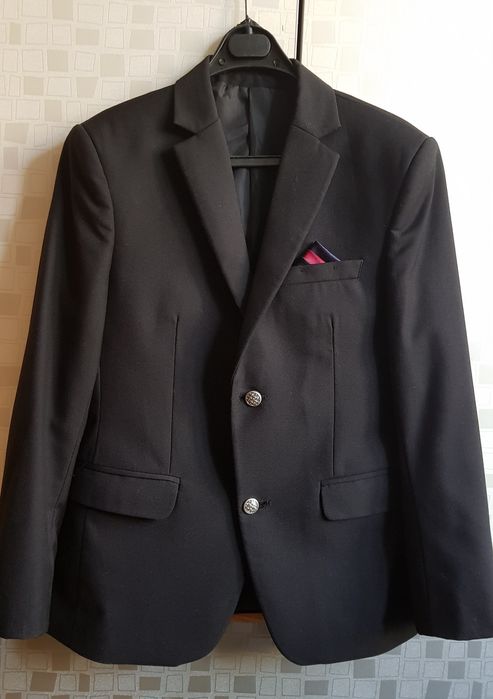 Школьный пиджак Цвет черный. Качество пошива и ткани отличное.Галстуки