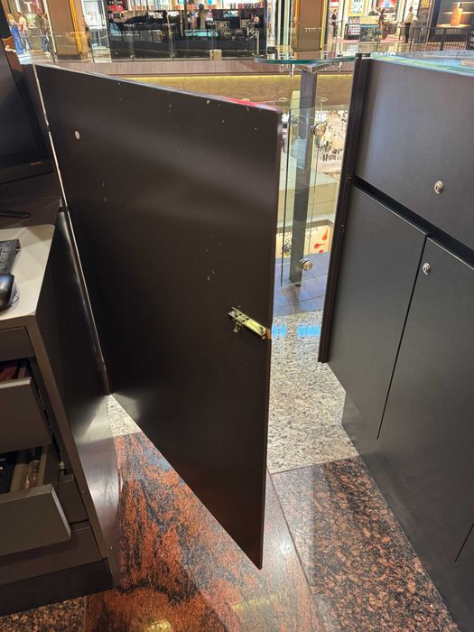 Vând Insulă Comercială Mall 12mp - Configurație aprobată Iulius Mall Timișoara (Gri Mat, Sticlă 10mm, BLUM)