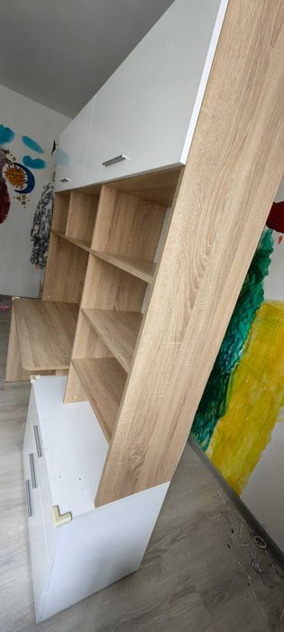 Бюро с чекмеджета и полички. В отлично състояние