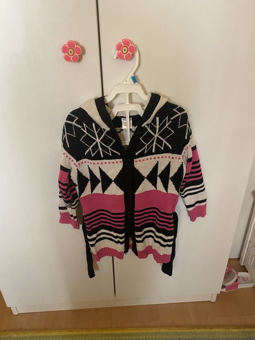 Плетена детска жилетка