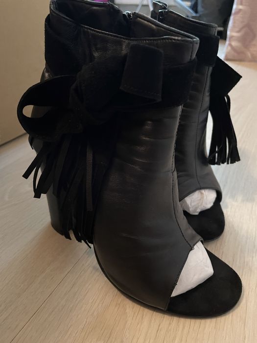 Botine din piele cu franjuri