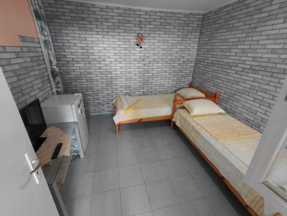 Малък летен апартамент с двор в Поморие