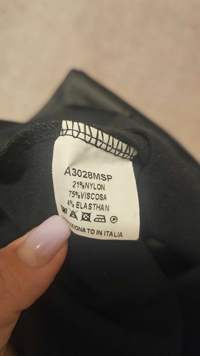 Pantaloni negri scurti din piele