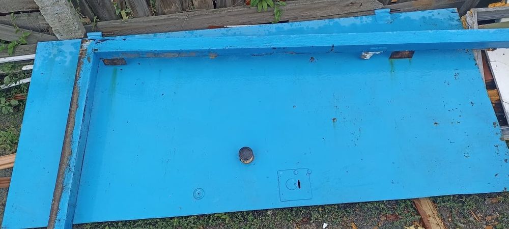 Продам железную дверь