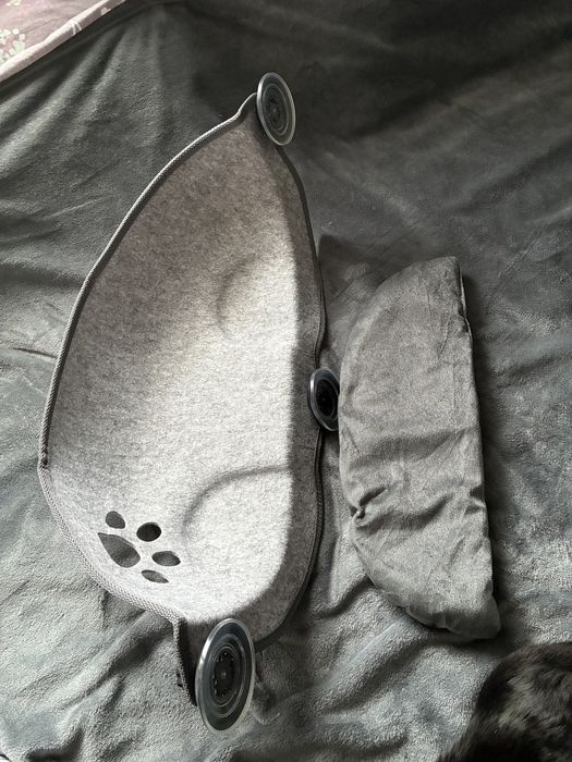 Котешко легло за прозорец