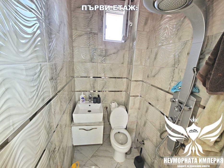 Продавам триетажна сграда 470РЗП с двор 280кв. в гр.Асеновград