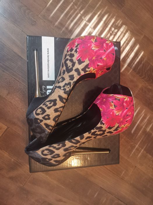 Дамски обувки с метален ток