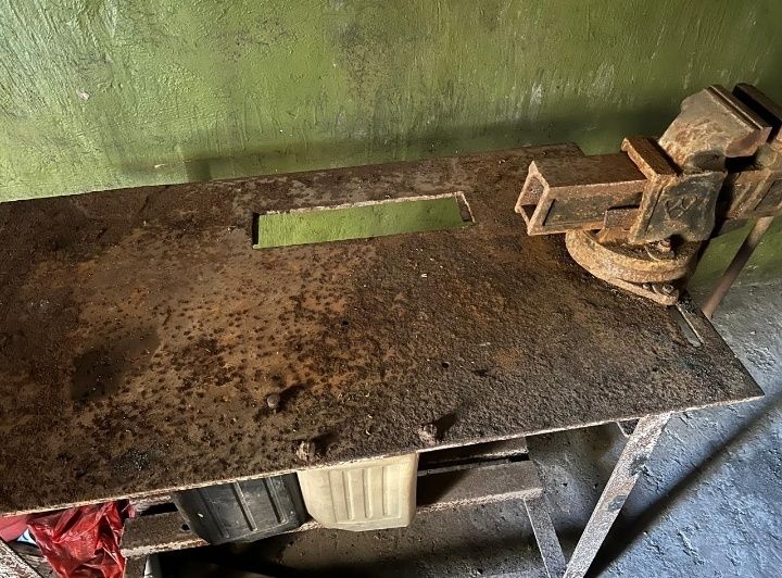 Продам Верстак с Тисками.