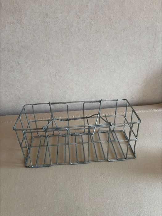 Метална кошница - супер здрава и удобна за носене.